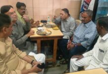 माजी मंत्री दिलीपरावजी वळसे पाटील यांनी घेतला मिसळचा आस्वाद