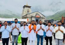 पारगावातील तरुणांनी २८ किलोमीटर पायी चालत घेतले केदारनाथ बाबांचे दर्शन