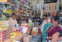 दीपावली सणाची लगबग किराणामाल घेण्यासाठी दुकानांमध्ये महिलांची गर्दी